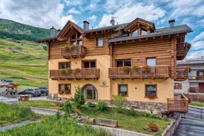 Exterior - Apartment 'Abete' with Mountain View, Shared Garden and Wi-Fi (Livigno)