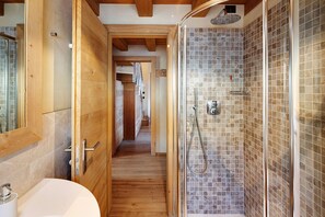 Dusj, hårføner og håndklær