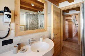 Shower, hair dryer, towels - Apartment 'Larice' with Mountain View, Shared Garden and Wi-Fi (Livigno)