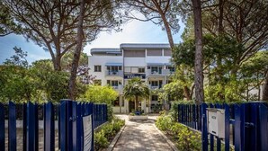 En gång som leder till en byggnad med en skylt där det står ”Residence Marebello”.