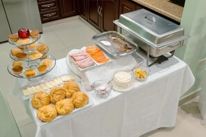 Free daily continental breakfast  - Hotel Del Pilar (Managua)