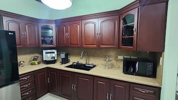 Comfort dubbelrum | Eget kök | Minikylskåp, grytor/köksredskap och matbord