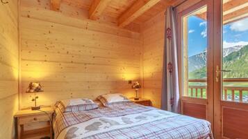 5 slaapkamers, een strijkplank/strijkijzer, wifi, beddengoed