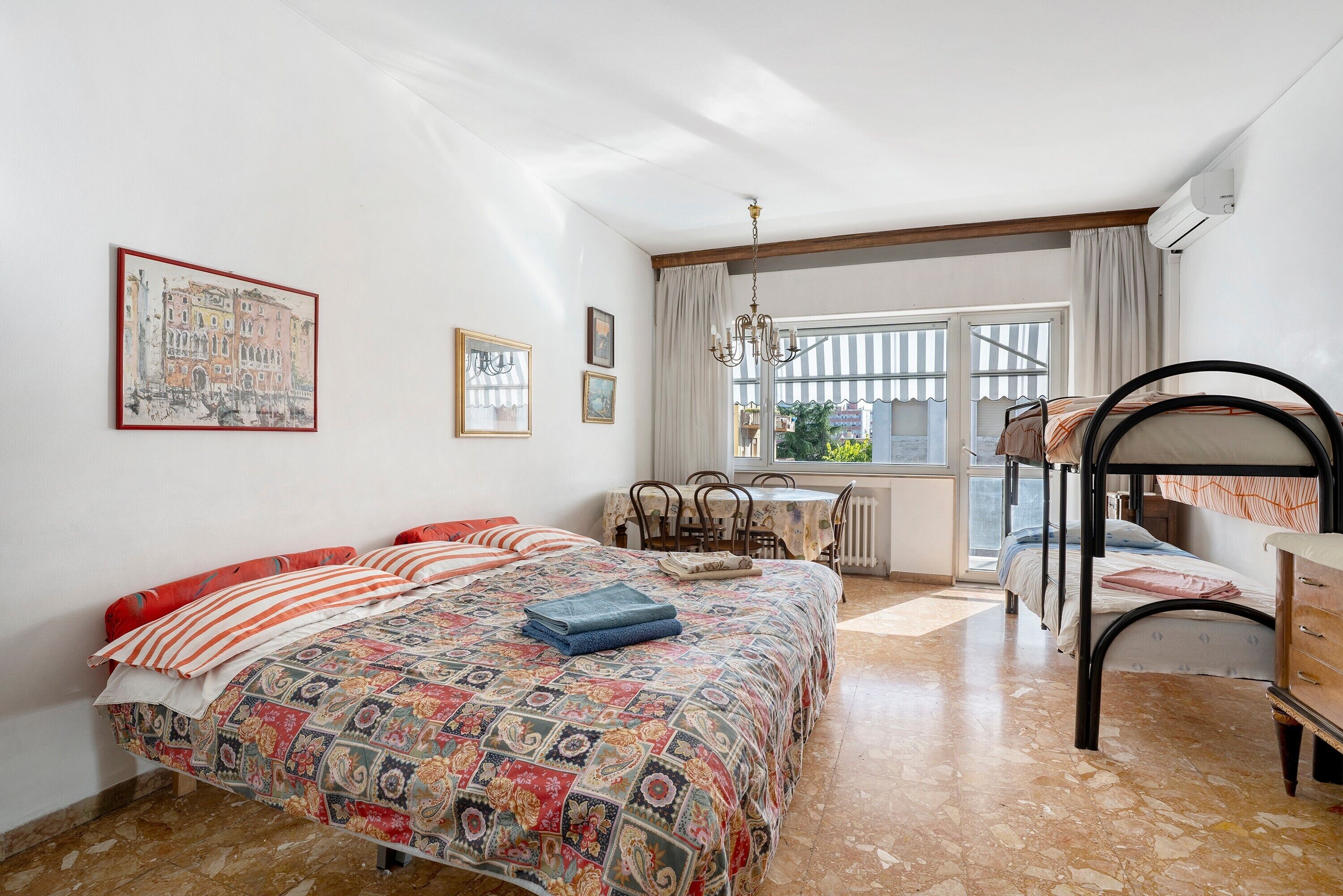 4 habitaciones, tabla de planchar con plancha, wifi y ropa de cama 