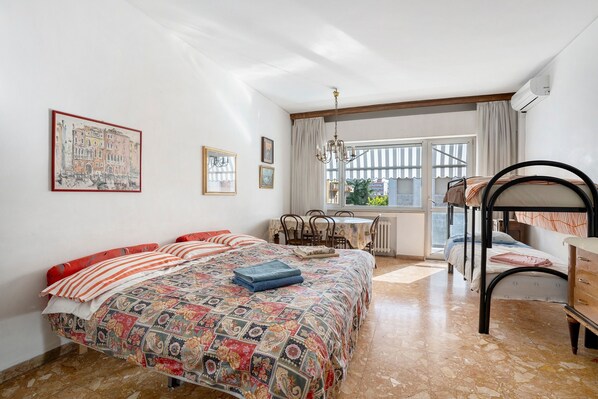 4 makuuhuonetta, silitysrauta/-lauta, Wi-Fi, vuodevaatteet