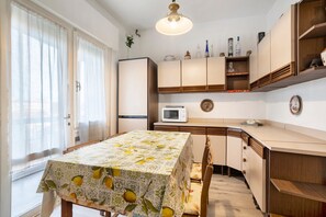 Jääkaappi, mikroaaltouuni, liesi, kahvin-/teenkeitin