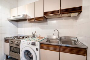 Kühlschrank, Mikrowelle, Herdplatte, Wasserkocher mit Kaffee-/Teezubehör