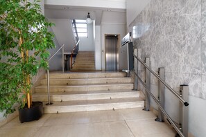 A staircase with metal railings, a potted plant, and a door at the top. - Apartment 'Venezia' with Private Terrace, Wi-Fi and Air Conditioning (Venezia)