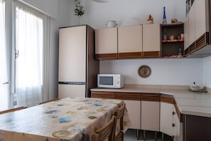 Réfrigérateur, micro-ondes, plaque de cuisson, cafetière/bouilloire