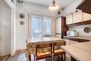 Kühlschrank, Mikrowelle, Herdplatte, Wasserkocher mit Kaffee-/Teezubehör