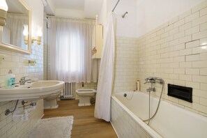 Suihku, ilmaiset hygieniatuotteet, pyyhkeet