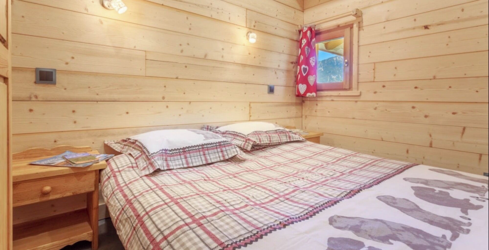 3 slaapkamers, een strijkplank/strijkijzer, wifi, beddengoed