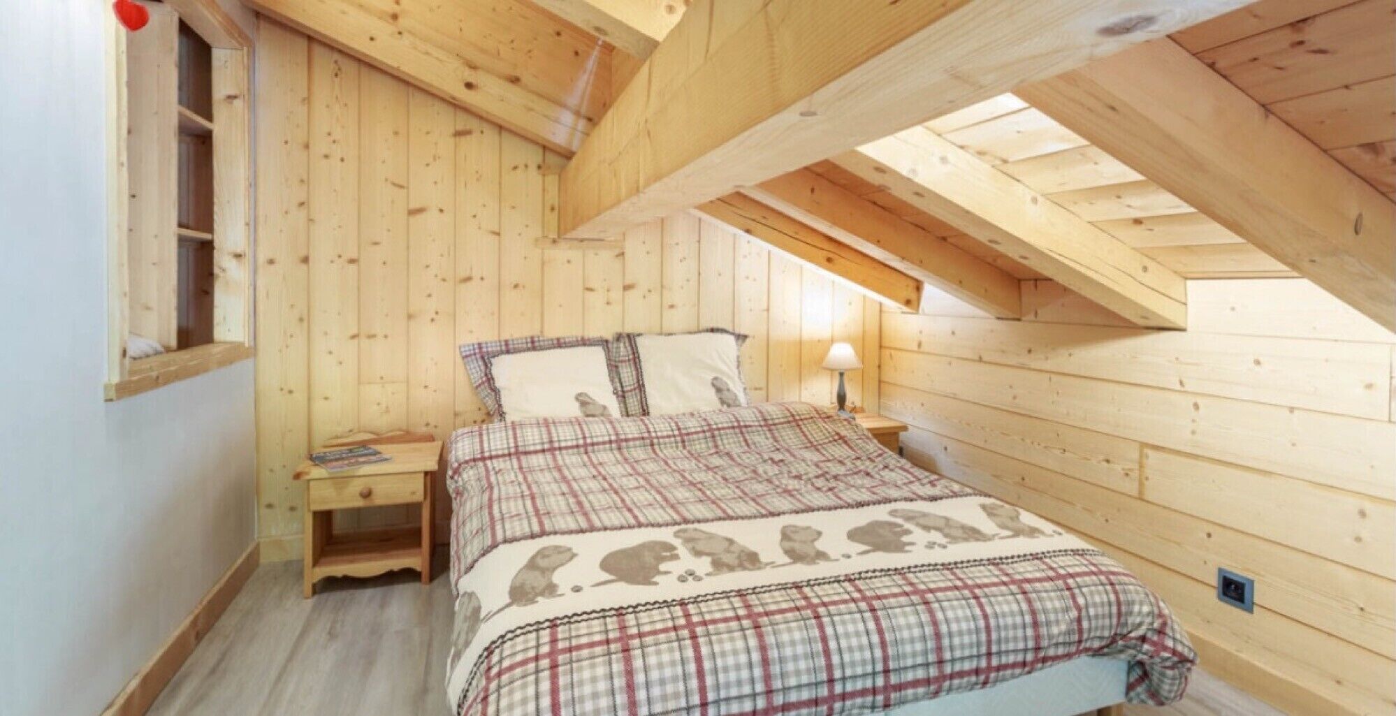 3 slaapkamers, een strijkplank/strijkijzer, wifi, beddengoed