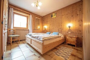 2 عدّة غرف نوم ومكواة/لوح كي وواي فاي وملاءات أسرّة