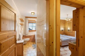 Regadera, secadora de cabello, toallas 