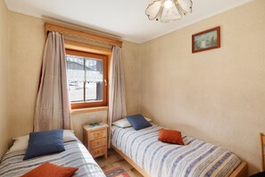 2 habitaciones, tabla de planchar con plancha, wifi y ropa de cama 