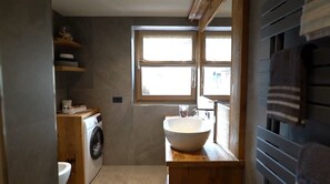 Douche, sèche-cheveux, serviettes fournies