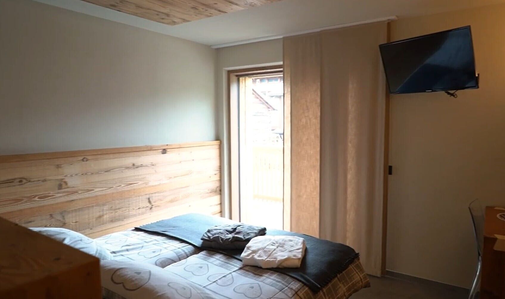 2 عدّة غرف نوم وواي فاي وملاءات أسرّة وتسهيلات لدخول الكراسي المتحركة