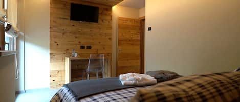 2 bedrooms, WiFi, bed sheets, wheelchair access