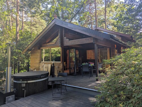 Onni - cosy forest cabin with hot tub option