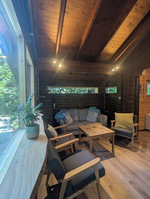 Smart TV, chimenea, tenis de mesa y libros 