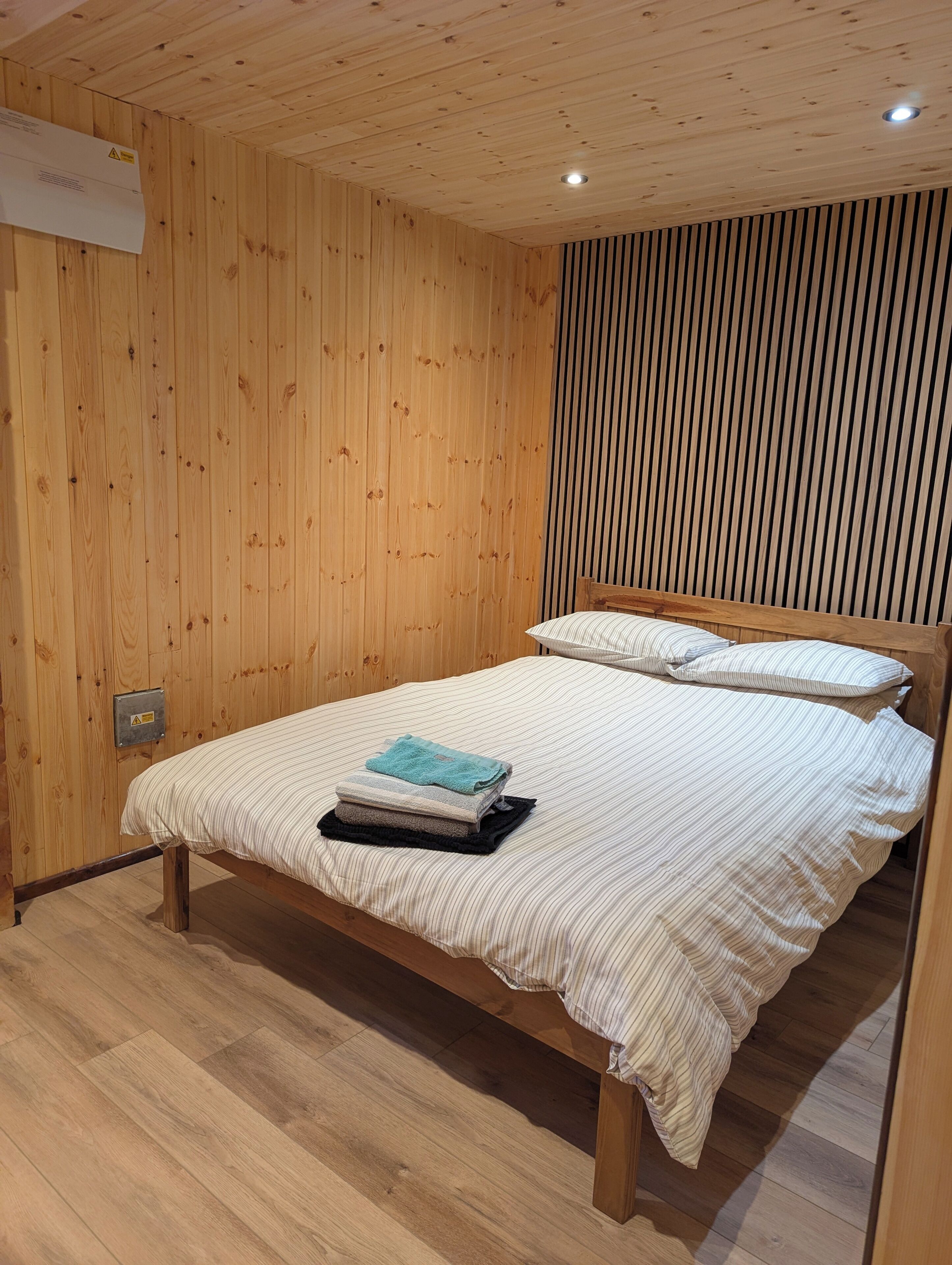 2 bedrooms, desk, bed sheets