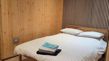 2 bedrooms, desk, bed sheets