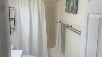 淋浴设施、毛巾、卫生纸