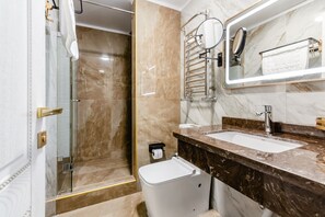 华丽双人房, 阳台, 城市景观 | 埃及棉床单、高档床上用品、迷你吧、特色家居