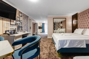 Studiosvit för familj - balkong | Sängtillbehör av högsta kvalitet, minibar och skrivbord