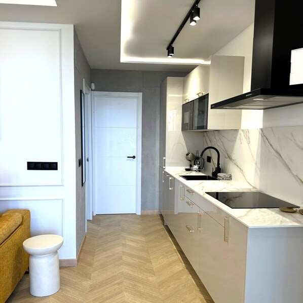 Microwave, stovetop, dishwasher - Apartment PREMIUM Sun&Mar LA ROCA (pool, views, comfy, fully equipped) (Torremolinos)