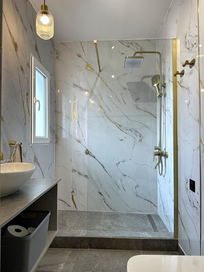 Dusche, Haartrockner, Handtücher, Seife