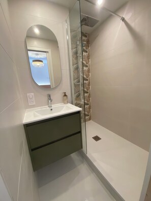 Dusche, Haartrockner, Handtücher, Seife