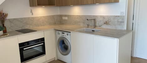Kühlschrank, Mikrowelle, Ofen, Herdplatte