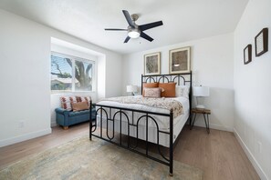 4 bedrooms, iron/ironing board, WiFi, bed sheets - Hello Pool Spa Putt-Putt Billiards Games Firepit (Bermuda Dunes)