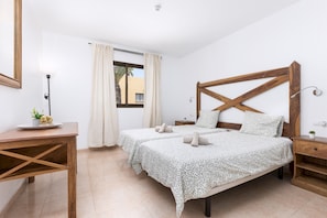 1 dormitorio, tabla de planchar con plancha, wifi y ropa de cama
