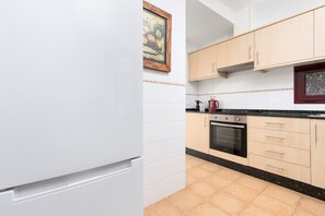 Mikrowelle, Ofen, Herdplatte, Wasserkocher mit Kaffee-/Teezubehör