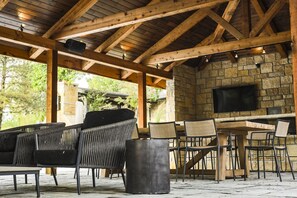 Outdoor dining - King Cabin Room Prairie Clover (Maple Hill)