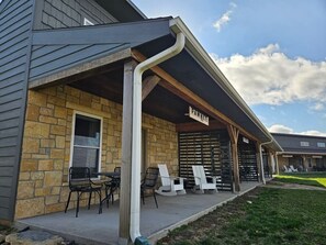 Exterior - King Cabin Room Prairie Clover (Maple Hill)