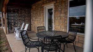 Outdoor dining - King Cabin Room Kiowa (Maple Hill)