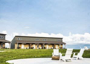 Exterior - King Cabin Room Kiowa (Maple Hill)