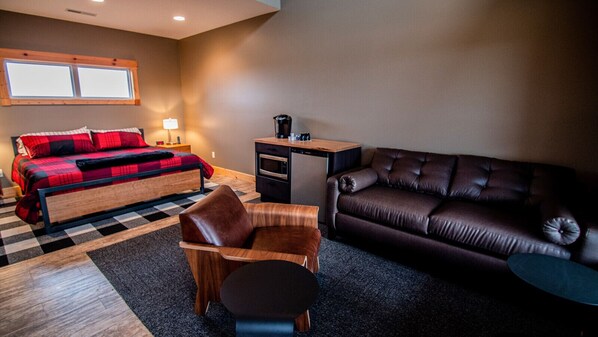 Living area - King Cabin Room Honeybee (Maple Hill)