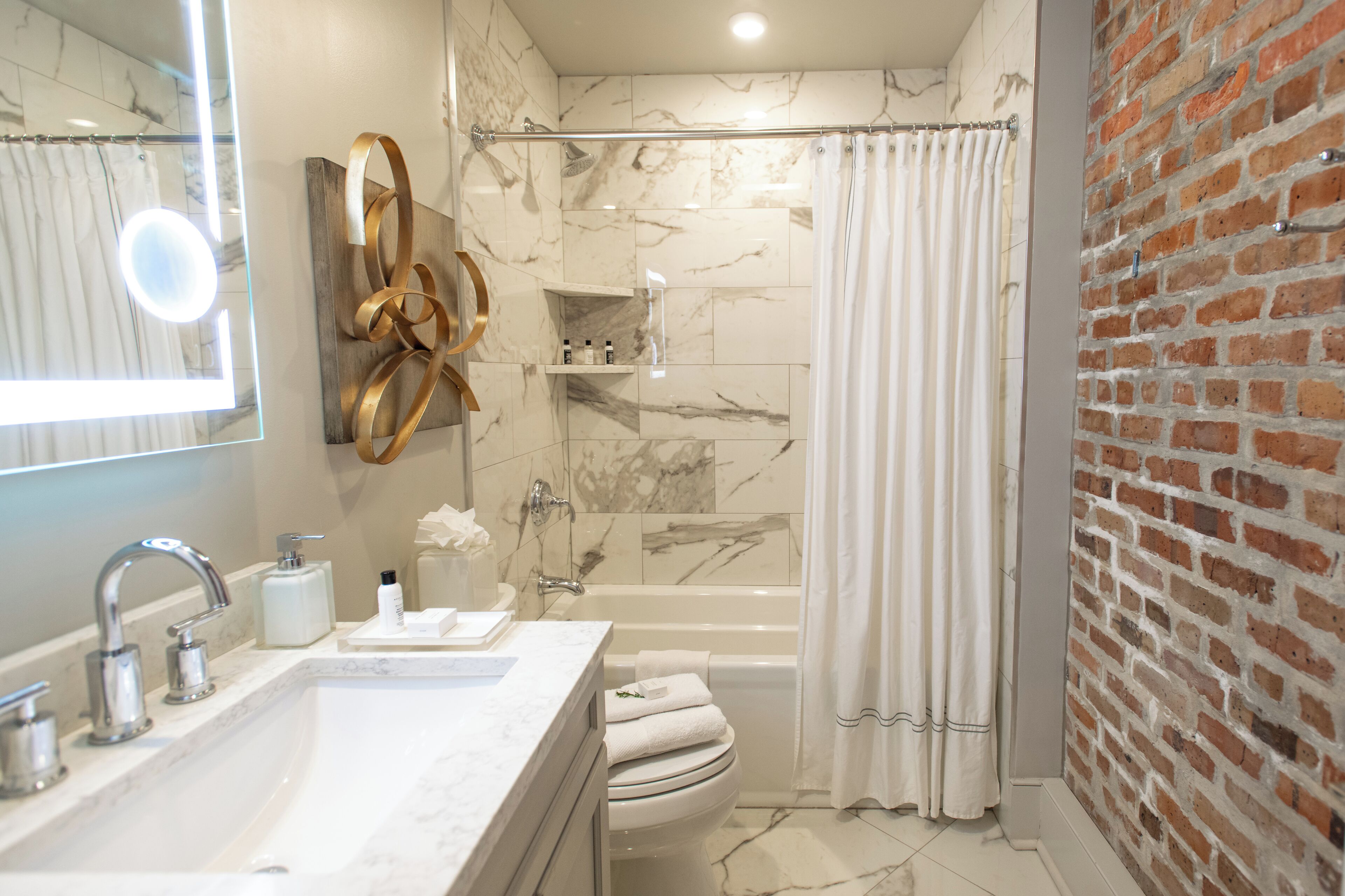 Sèche-cheveux, serviettes fournies, savon, papier toilette