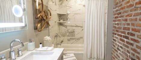 Sèche-cheveux, serviettes fournies, savon, papier toilette