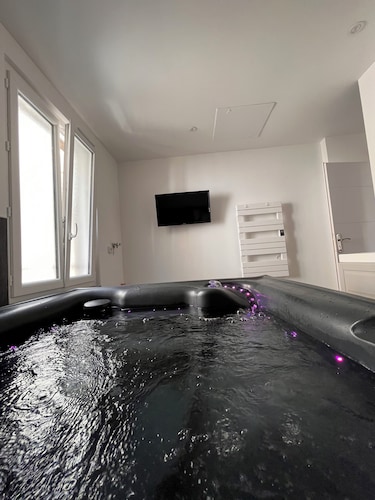 "Le meublé". apartment with unlimited jacuzzi near Mont-Saint-Michel