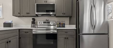 ثلاجة، ميكروويف، فرن، موقد طهي مسطح