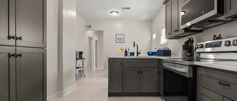 ثلاجة، ميكروويف، فرن، موقد طهي مسطح