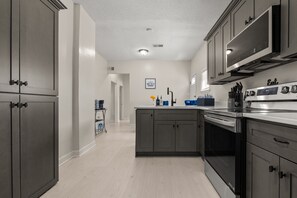 Fridge, microwave, oven, stovetop - House of Blues Memphis • Spacious 3BR Home w/ Wi-Fi & Free Parking • Rated 10/10 (Memphis)