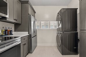 Kylskåp, mikrovågsugn, ugn och spishäll