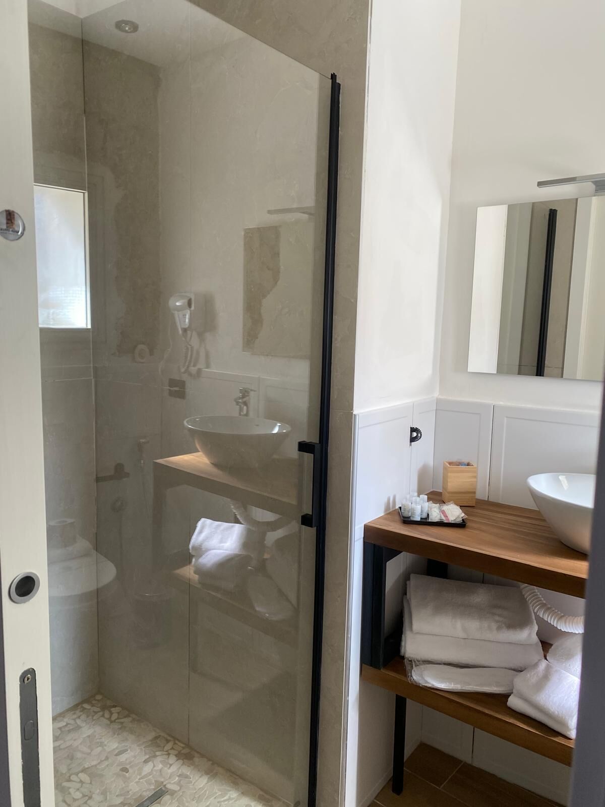 Een douche, een haardroger, een bidet, handdoeken